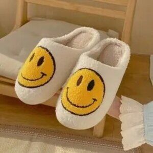 Cozy Fuzzy Smiley Face Slippers For Women & Men - Soft Plush Indoor House Shoes